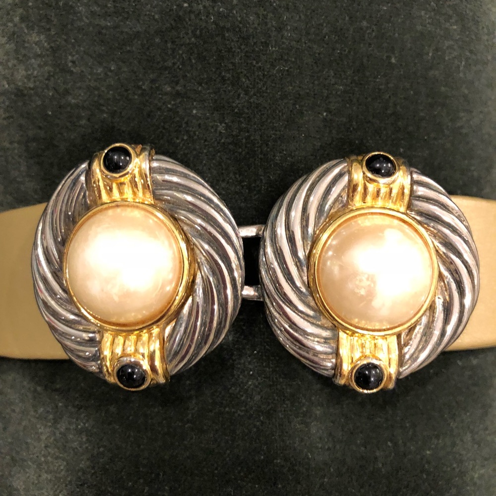 Belt buckle in the style of David Yurman